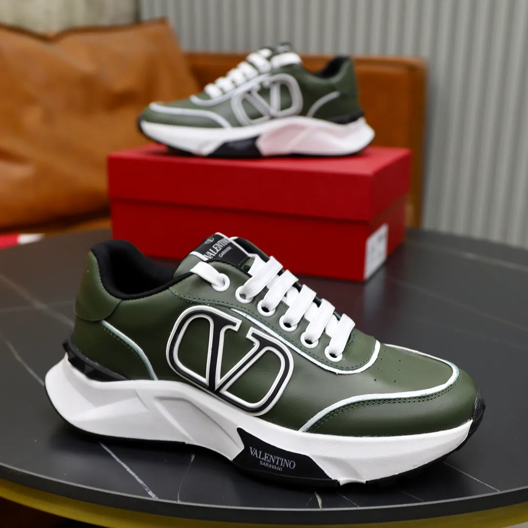 Ex-factory price: 460💰VALENTINO/Valentino 2025s men's latest low-top thick-soled sports shoes are shipped. Made with heavy industry, men's fine casual sports shoes, versatile style. Original leather, rubber lines embellished with geometric segmentation uppers, hand-sewn, novel and fashionable, rubber soles with rivet details on the front and back, VALENTINO GARAVANI LOGO printed on the side, and Valentino Garavani decorative inlay on the tongue. Logo, comfortable, breathable and durable on the feet! Comes with full original packaging! Code number: 38-39-40-41-42-43-44 (45 can be customized)